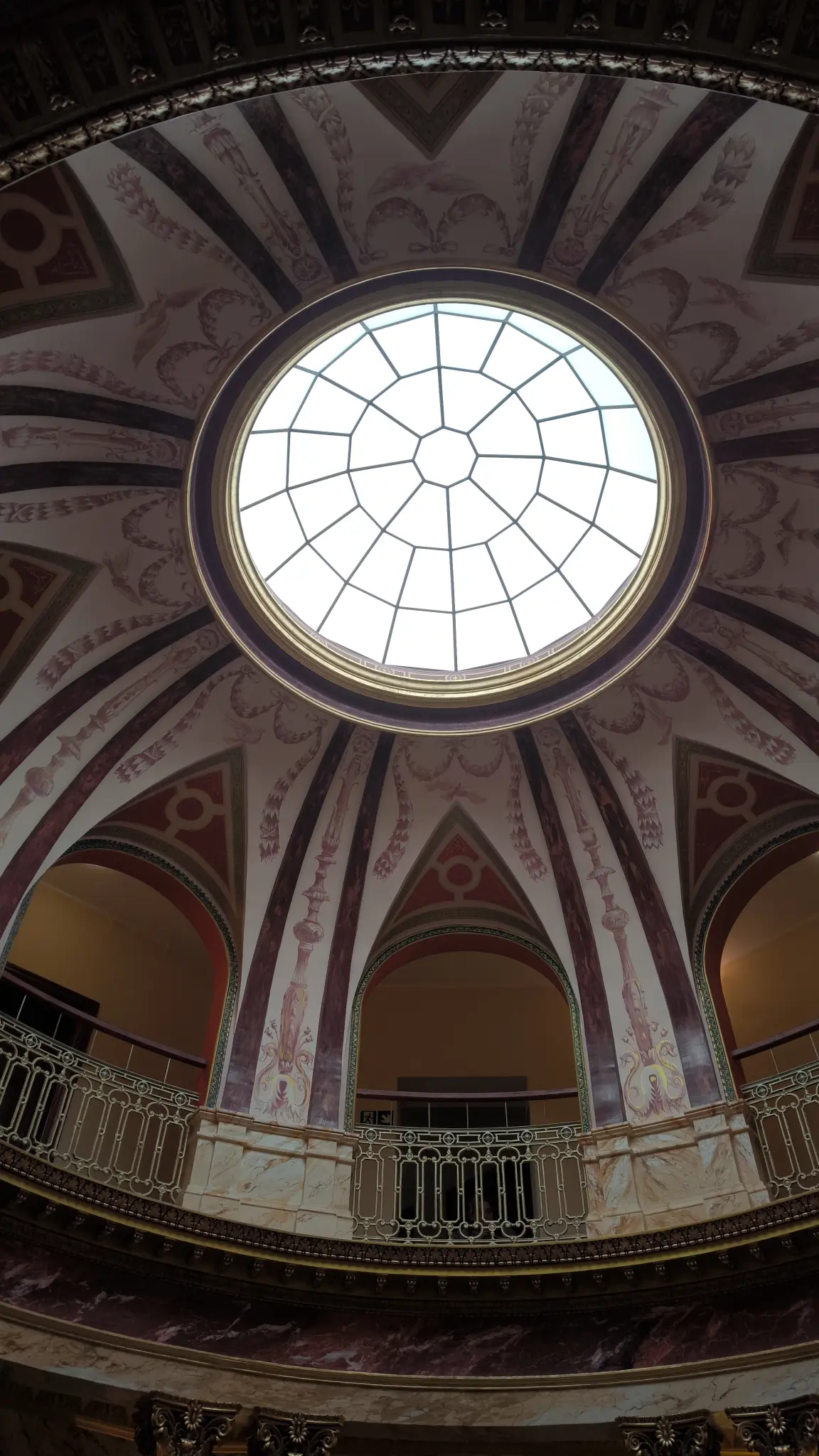 Wnętrze Pałacu Tielscha - zabytkowe schody i sztukaterie