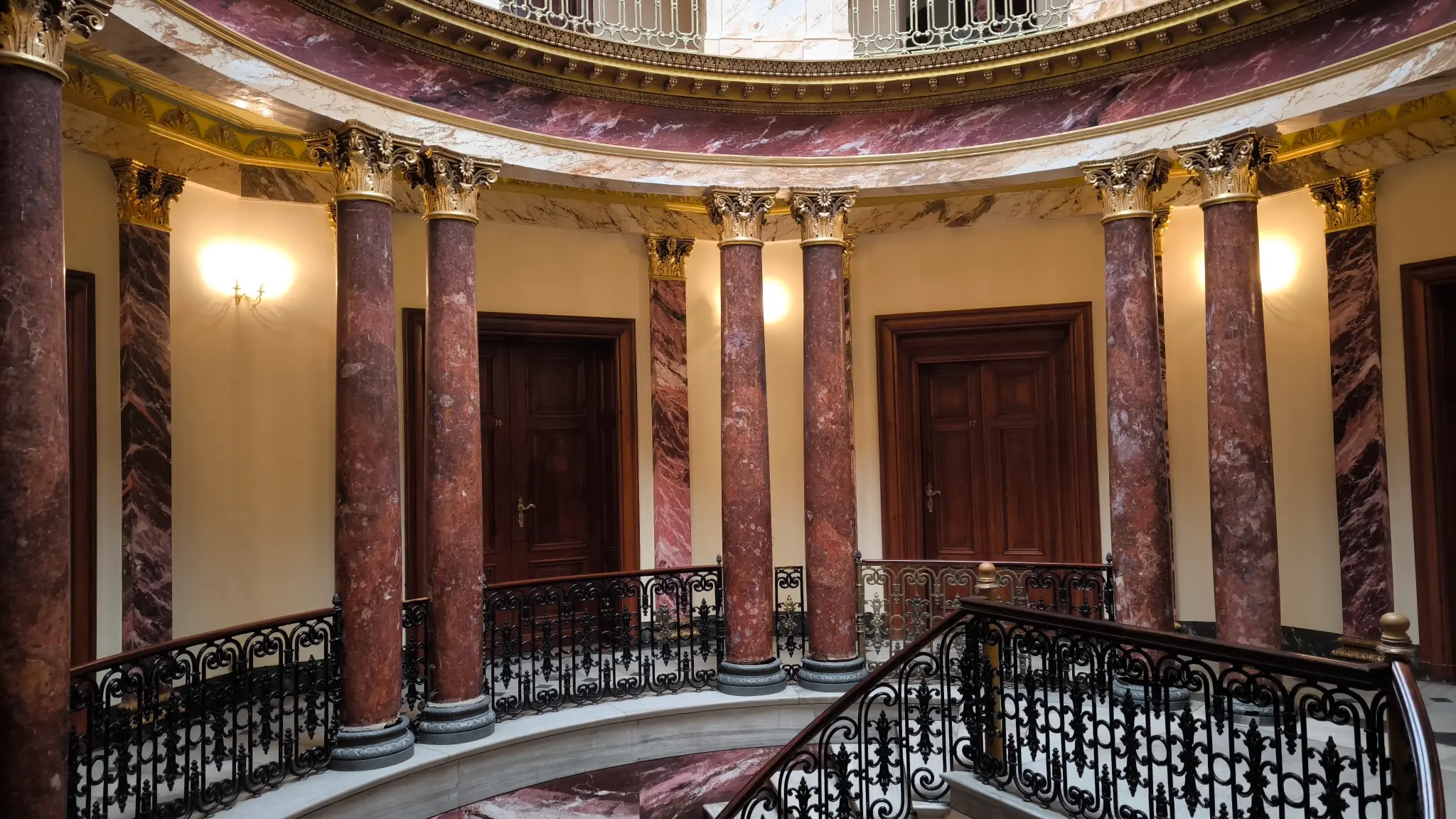 Wnętrze reprezentacyjnego holu w pałacu