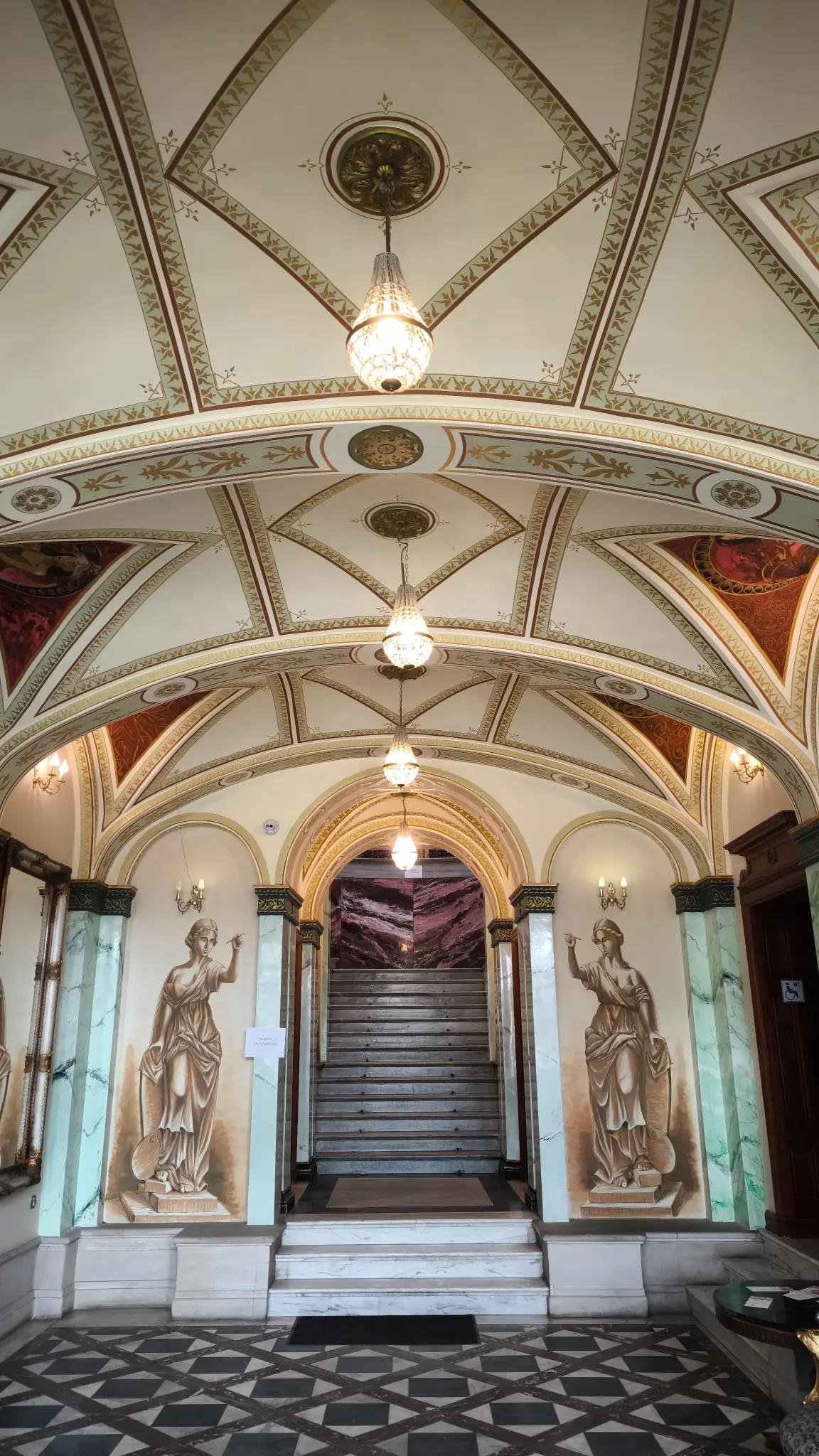 Wnętrze reprezentacyjnego holu w pałacu